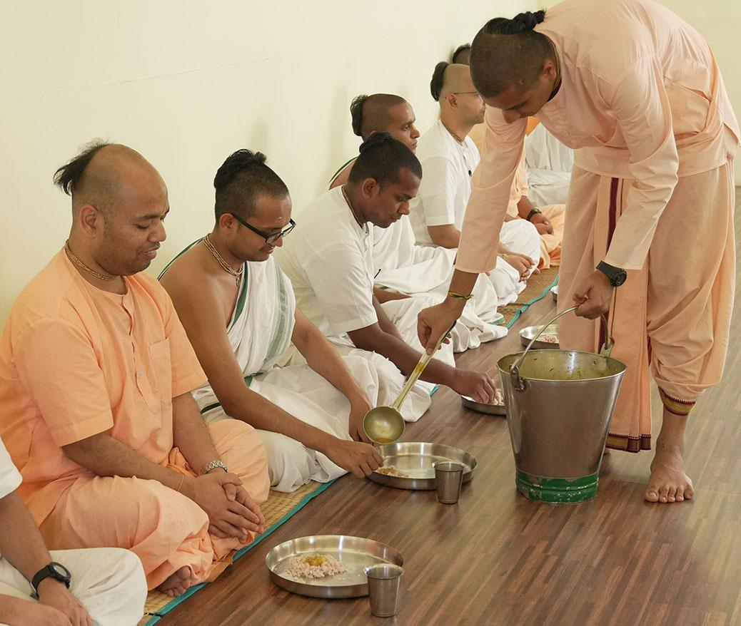 Sadhu Bhojan Seva (साधु भोजन सेवा)